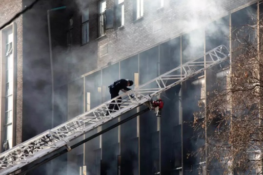 Asciende a 73 la cifra de muertos tras incendio en edificio en Johanesburgo