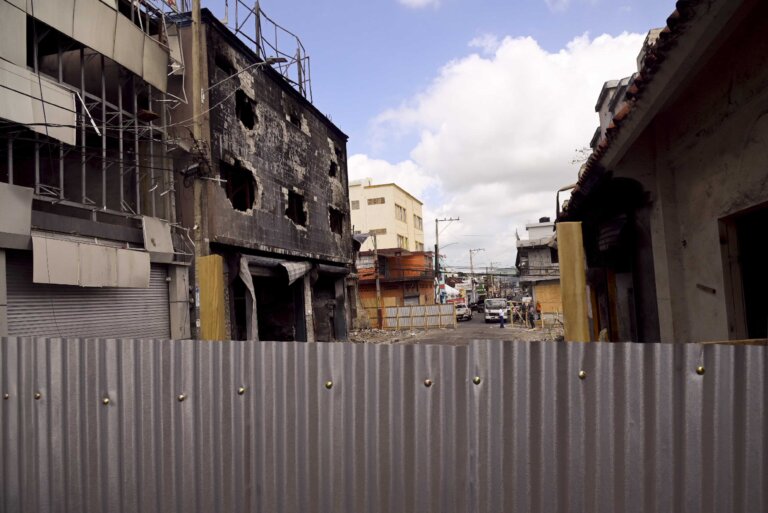 Familiares de víctimas lamentan falta de información sobre la causa de la explosión en San Cristóbal