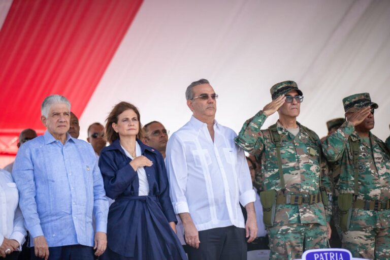 Presidente Abinader observa Desfile Militar-Policial con motivo 160 aniversario de la Restauración