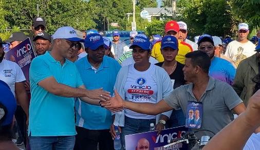 Cientos de militantes y simpatizantes del PRM recorren Villa Tapia en apoyo a Fredy Fernández precandidato a senador por Hermanas Mirabal