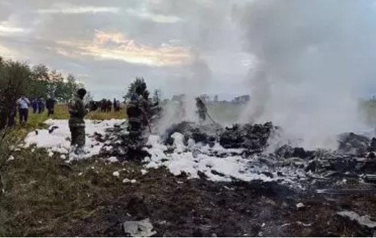 Rescatan ocho cadáveres en lugar del siniestro de avión en Rusia; cuerpos están carbonizados