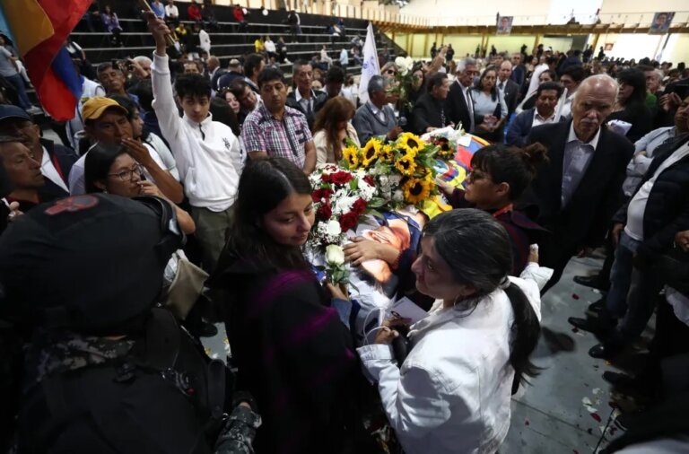 Entre confusión y pesar despiden al candidato presidencial asesinado en Ecuador