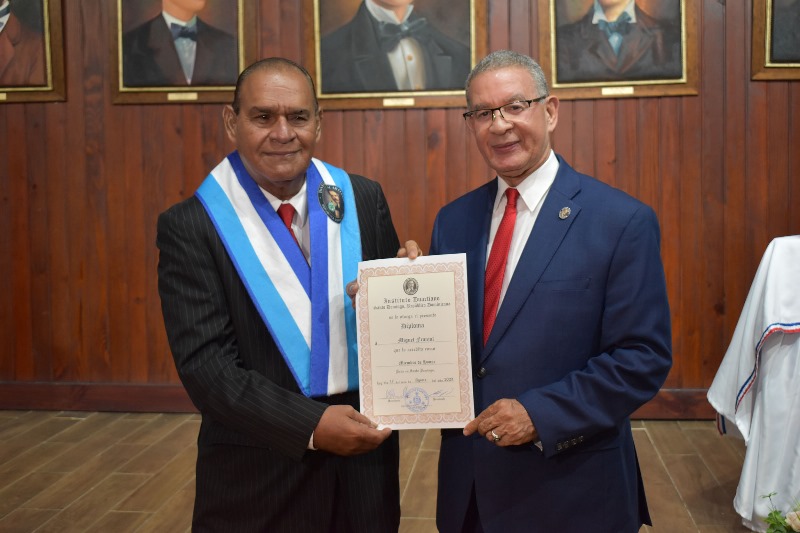 Juramentan personalidades como miembros de honor del Instituto Duartiano