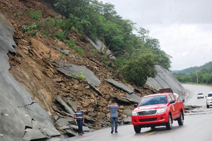 Se produce derrumbe en carretera hacia Ocoa por lluvias de Franklin