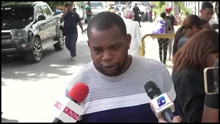 Reportaje- La Oficina Nacional de Meteorología (ONAMET) monitorea una activa onda tropical que se localiza al sureste del mar Caribe. Este sistema atmosférico se muestra mejor estructurado en su actividad de aguaceros, tormentas eléctricas y ráfagas de viento. Además, existe la posibilidad de que esta activa onda tropical se convierta en una depresión tropical mientras transita sobre el mar Caribe. La ONAMET continuará dando estricto seguimiento a su evolución y desarrollo. De acuerdo a los análisis meteorológicos más recientes, se prevé que incida directamente sobre el territorio nacional a partir de este martes. Recomendamos mantenerse atentos a las informaciones emitidas por el Centro de Pronósticos.    Para hoy domingo, las condiciones del tiempo no presentarán modificaciones importantes en la ocurrencia de precipitaciones casi a nivel nacional, producto de una reducción en el contenido de humedad y la incidencia de partículas de polvo sahariano que originan que el cielo muestre un aspecto grisáceo, sin embargo, la incidencia del viento predomínate del este/noreste que transporta nubosidad hacia nuestro territorio produce que desde horas matutinas se presenten chubascos pasajeros y aislados sobre las regiones: noreste, este, valle del Cibao y la Cordillera Central, en especial las provincias: La Altagracia, El Seibo, Hato Mayor, Samaná, María Trinidad Sánchez, Espaillat. Durante la tarde las precipitaciones serán en forma de aguaceros con tronadas sobre poblados como: El Gran Santo Domingo, San Pedro de Macorís, Monte Plata, San Cristóbal, San José de Ocoa, La Vega, Monseñor Nouel, San Juan, Elías Pina y Dajabón, entre otras cercanas.  Mañana lunes, se predice que desde la madrugada las condiciones atmosféricas irán empeorando de manera gradual. El disturbio tropical continuará moviéndose hacia el oeste/noroeste acercándose cada vez más a nuestro territorio, mientras la intensidad del viento y la frecuencia de las ráfagas aumentan levemente. La nubosidad se incrementará paulatinamente con aguaceros dispersos y tormentas eléctricas sobre provincias como: La Altagracia, La Romana, El Seibo, Monte Plata, San Pedro de Macorís, San Cristóbal, San José de Ocoa, Peravia, Azua, Barahona, Pedernales, El Gran Santo Domingo, entre otras  Las condiciones marítimas siguen adversas en un sector de la costa Atlántica, desde Cabo Engaño (La Altagracia) hasta Cabo Francés Viejo (María Trinidad Sánchez), se les recomienda a los operadores de las frágiles y pequeñas embarcaciones permanecer en puerto, sin embargo, en el resto de la costa Atlántica al igual que en la costa Caribeña, pueden realizar sus operaciones con precaución cerca del perímetro costero sin aventurarse mar adentro por viento y olas anormales.  La ONAMET vigila una zona de aguaceros y tronadas asociada a una zona de baja presión al sureste del mar Caribe con probabilidad media (alrededor de un 50%) para alcanzar la categoría de ciclón tropical en las próximas 48 horas. En los próximos siete días la probabilidad de formación incrementa a un 70% y se espera que pueda afectar de manera directa la República Dominicana a principios de la próxima semana, según indican los modelos de predicción. Además, vigila dos zonas de disturbio, la primera asociada a un área de baja presión al oeste de las islas de Cabo Verde y la segunda a una onda tropical frente a las costas de África con probabilidades alta y muy baja, respectivamente para alcanzar la categoría de ciclón tropical en los próximos días. Asimismo, vigila la depresión tropical No. 6 ubicada a más de 1,090 km de las Antillas Menores e informa sobre un disturbio tropical, ubicado al oeste del Golfo de México con probabilidad baja (alrededor de un 30%) para alcanzar la categoría de ciclón tropical en los próximos dos días.  Distrito Nacional: nubes aisladas aumentando en la tarde con aguaceros dispersos y tronadas.  Santo Domingo Este: nubosidad dispersas con aumento en la tarde y posibles aguaceros dispersos y tronadas.  Santo Domingo Norte: aumento de la nubosidad después del medio día con aguaceros dispersos y tronadas.  Santo Domingo Oeste: nubes dispersas aumentando en la tarde con aguaceros aislados y tronadas.  El Gran Santo Domingo: temperatura máxima entre 32 °C y 34 °C y mínima entre 23 °C y 25 °C.  Resumen: viento predominante del este/noreste incidiendo sobre el país. Chubascos pasajeros y aislados sobre las regiones: noreste, este, valle del Cibao y la Cordillera Central. Recomendaciones en ambas costas del país por viento y oleaje anormal. Se monitorea activa onda tropical con probabilidad media de convertirse en ciclón tropical.   El martes, el disturbio tropical estará afectando de manera directa sobre nuestro territorio, generando aguaceros fuertes a torrenciales de manera constantes a lo largo del día, tormentas eléctricas intensas y ráfagas de viento y/o ventarrones mucho más frecuentes sobre todo en poblados sobre la Costa Sur (desde La Altagracia hasta Pedernales) y otras provincias aledañas pertenecientes también al suroeste, sureste, noreste, vertiente sur de la cordillera central y en menor medida sobre zonas del noroeste y norte del país. Las aguas del Mar Caribe se encuentran anormalmente cálidas justo al sur de nuestro territorio, por tanto, es importante brindar especial atención a la intensidad que este sistema pueda adquirir.  Santo Domingo y sus municipios: nublado con aguaceros fuertes, tormentas eléctricas y ocasionales ráfagas de viento.  Distrito Nacional: Aguaceros fuertes con tormentas eléctricas y ocasionales ráfagas de viento.  PROVINCIAS  PRONÓSTICO POR LOCALIDADES  T. Máx. °C  T. Min.°C  Santiago  Medio nublado con chubascos pasajeros y aislados en horas matutinas. En la tarde aguaceros con tronadas.  30/33  22/24  Puerto Plata  Nubes dispersas a medio nublado en la tarde.    30/33  22/24  Duarte  Nubes dispersas aumentando en la tarde con aguaceros y tronadas.  31/33  21/23  Constanza  Nubes dispersas con tendencia a incrementarse en la tarde. Aguaceros y tronadas.  24/26  14/16  Peravia  Nubes aisladas a medio nublado en ocasiones con chubascos en la tarde.  33/35  23/25  San P. de Macorís  Medio nublado con chubascos pasajeros en la mañana. En la tarde aguaceros y tronadas.     33/35  24/26  La Romana  Medio nublado con chubascos pasajeros en la mañana. En la tarde aguaceros y tronadas.    31/33  21/24  La Vega  Nubes dispersas con aumentos en la tarde. Posibles aguaceros con tronadas.  30/32  19/21  Monseñor Nouel  Nubes dispersas con chubascos ampliamente aislados, pasando a mayormente despejado.  30/32  22/24  San Cristóbal  Medio nublado con chubascos pasajeros aumentando en forma de aguaceros en la tarde.  30/33  23/25  Samaná  Chubascos pasajeros durante el día.    31/33  22/24  Monte Cristi  Mayormente despejado.  34/36  23/25  Azua  Nubes dispersas.  32/35  19/23  San Juan  Nubes aisladas aumentando en la tarde con aguaceros y tronadas.  33/35  22/24  Barahona  Medio nublado.  32/34  23/25  La Altagracia  Medio nublado con chubascos pasajeros.