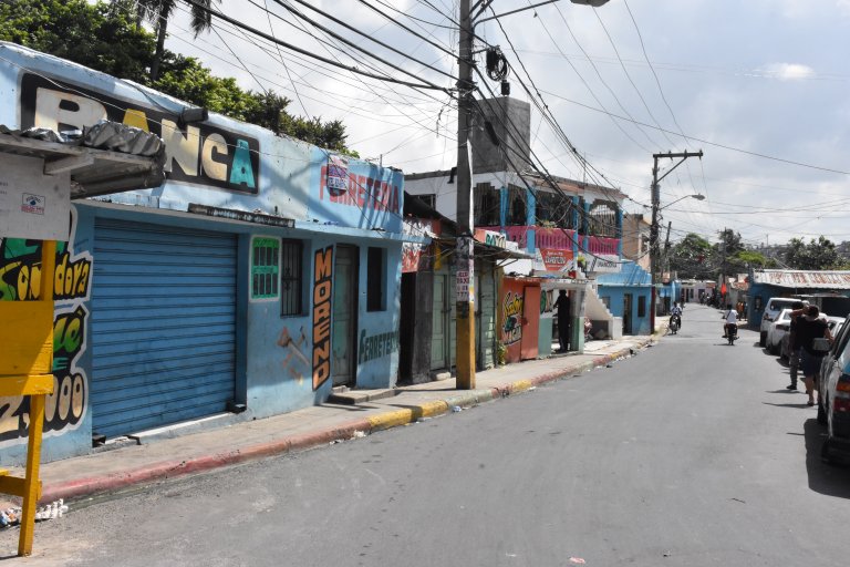 Denuncian bandas atracan y cobran peaje en el sector La Ciénaga del Distrito Nacional