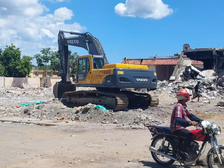 Se daña máquina realizaba demoliciones en San Cristóbal