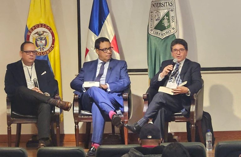 Presentan en Bogotá diccionario constitucional del jurista Namphi Rodríguez