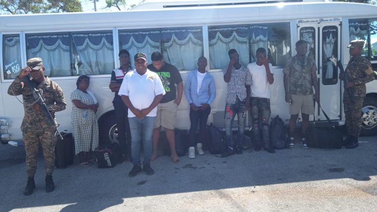 Migración detiene a dominicano con 6 haitianos ilegales a bordo de un minibús en Jimaní