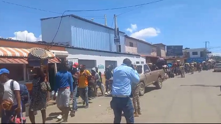 Haitianos salen de territorio dominicano con frontera cerrada y mercado suspendido