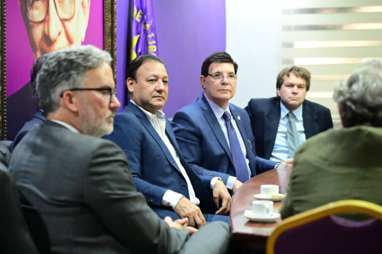 |Directiva AIRD visita Casa Presidencial PLD; se reúne con Abel Martínez