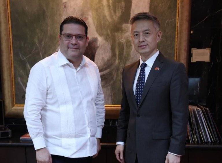 Director de Aduanas y embajador de China en RD tratan sobre comercio entre ambas naciones