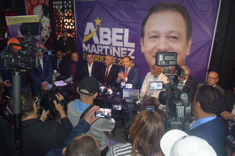 Abel Martínez llama «barrabasada» la decisión de cerrar la frontera adoptada por Luis Abinader