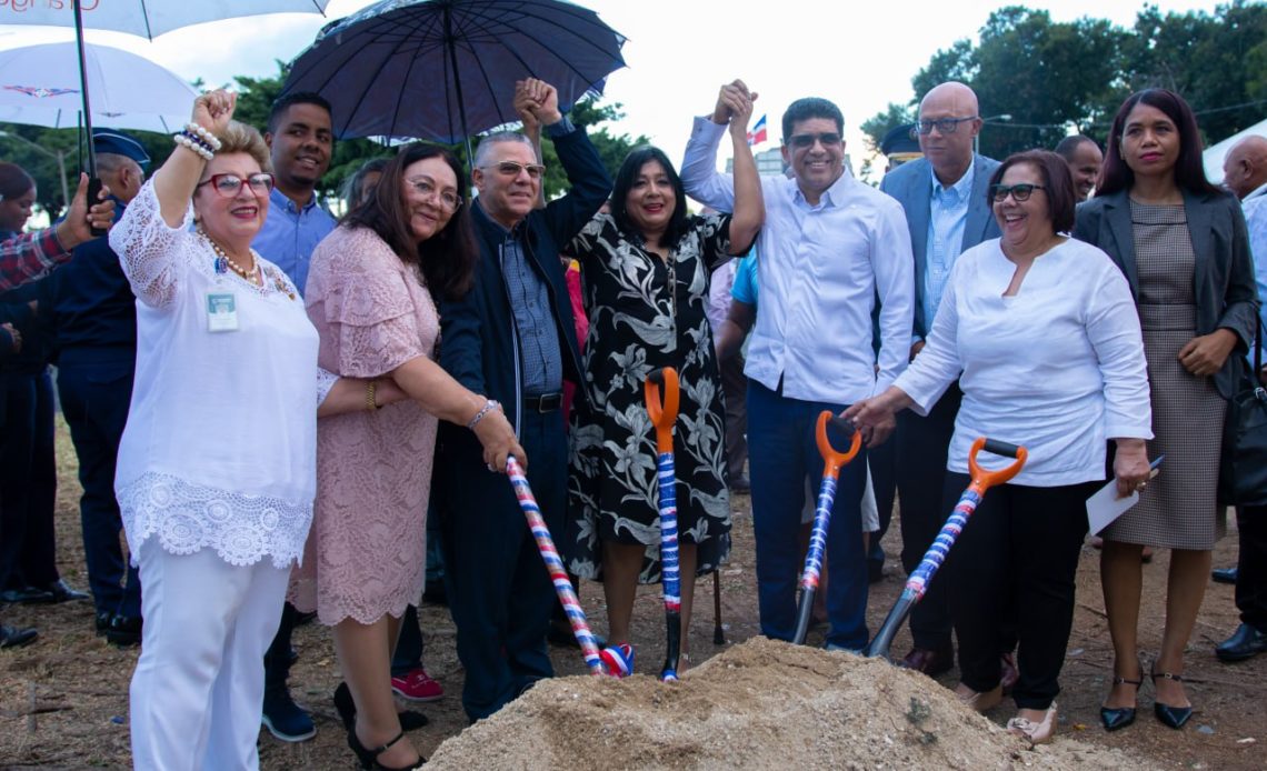 Alcalde Manuel Jiménez da primer picazo para la construcción Monumento a la Biblia