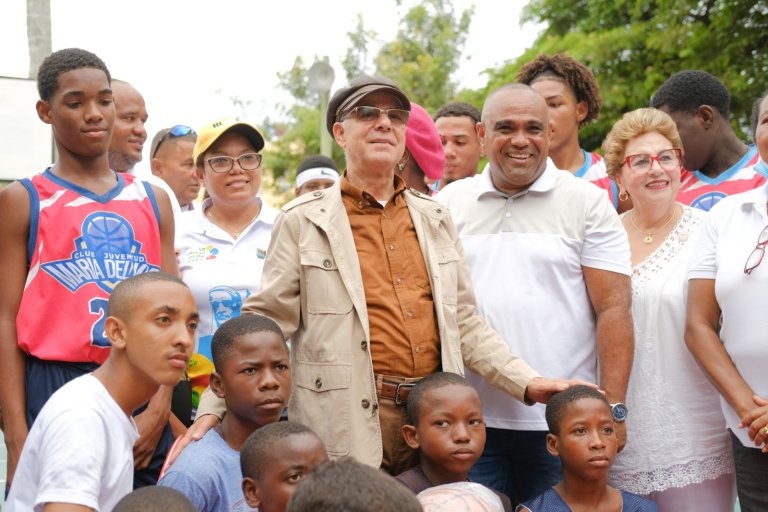 Alcalde Manuel Jiménez lleva soluciones a residentes de Villa Faro