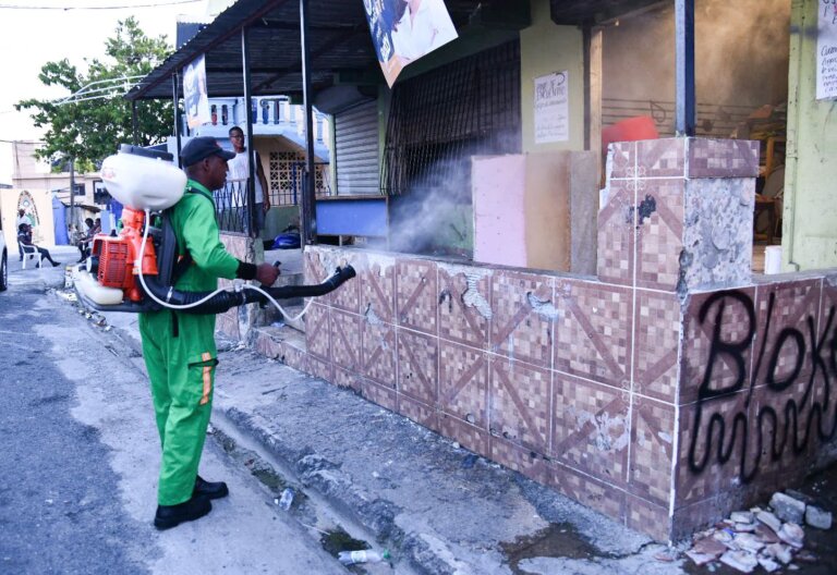 Ministerio de Salud Pública continúa desarrollando amplio operativo ante casos de dengue en Santo Domingo Norte
