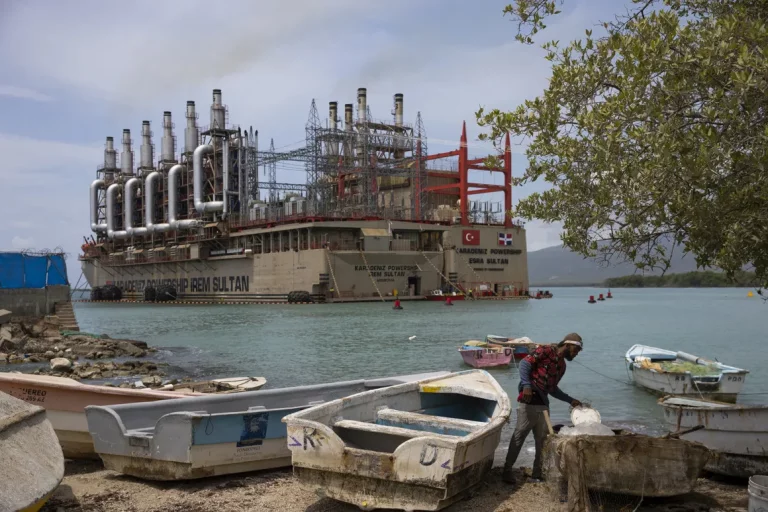 Empresa que opera barcazas en Azua incumplió medidas de seguridad, dice Medio Ambiente