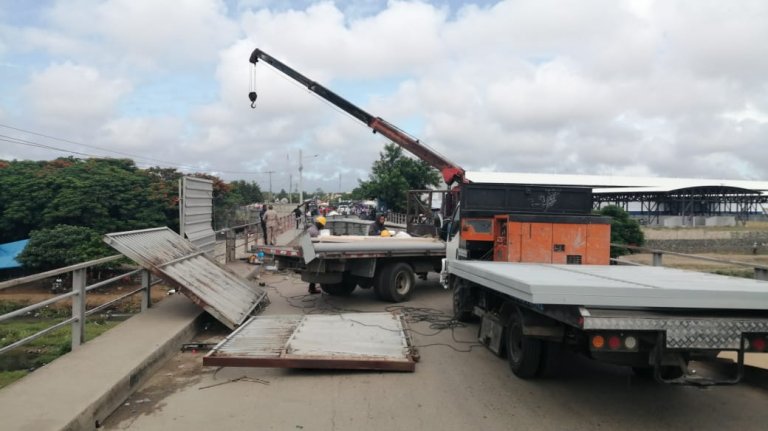 Policía haitiana dispersa a bombazos a haitianos que construirían muro de blocks en la frontera por Juana Méndez