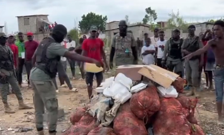 Haitianos queman mercancías introducidas desde RD por un compatriota suyo de manera ilegal