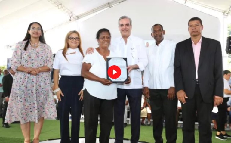 Presidente Abinader entrega títulos de propiedad en Guayabal de Azua