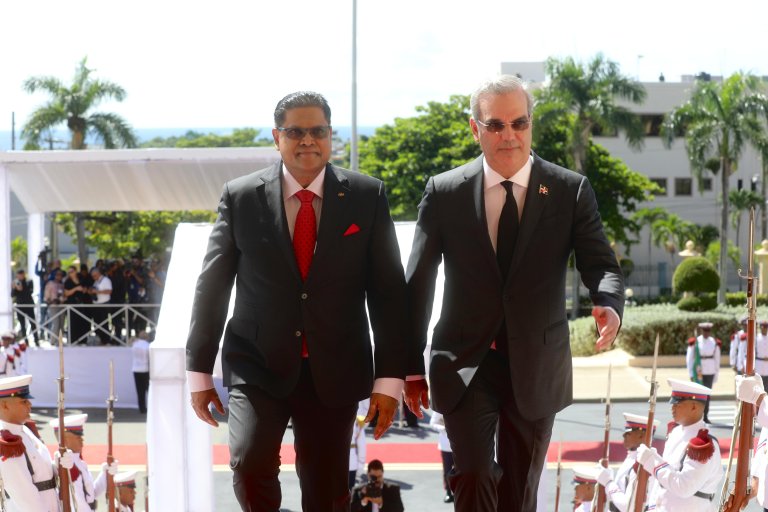 Presidente Abinader recibe su homólogo de Surinam, Chandrikapersad Santokhi en visita oficial