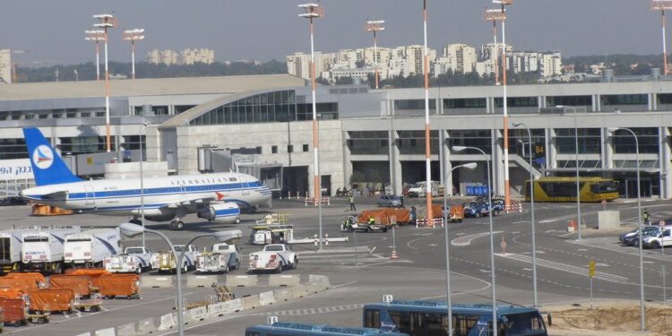 Hamás bombardea el aeropuerto más grande de Israel