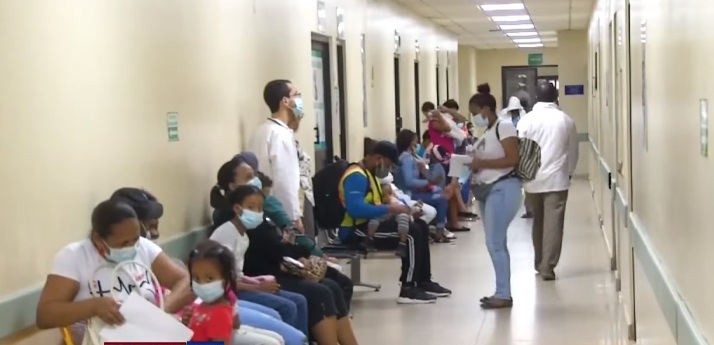 Pacientes afectados por dengue abarrotan hospitales de Santiago de los Caballeros