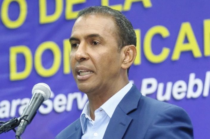 PLD presenta formalmente como candidato a alcalde por el DN a Domingo Contreras