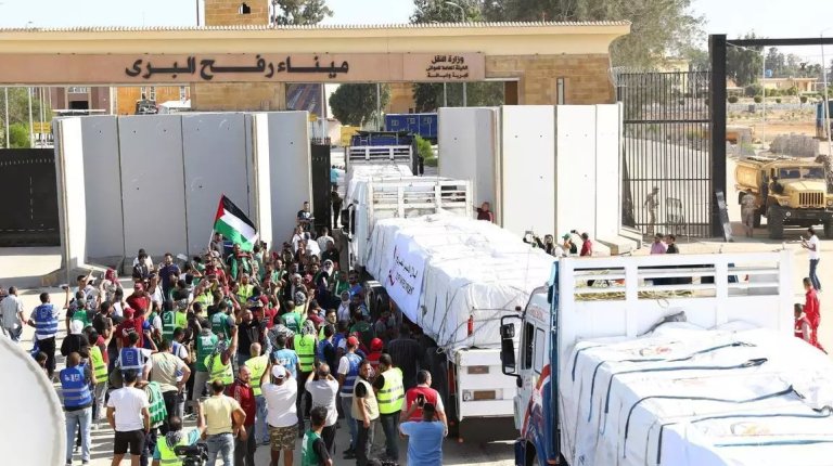 Entra un tercer convoy de veinte camiones de ayuda humanitaria desde Egipto a Gaza