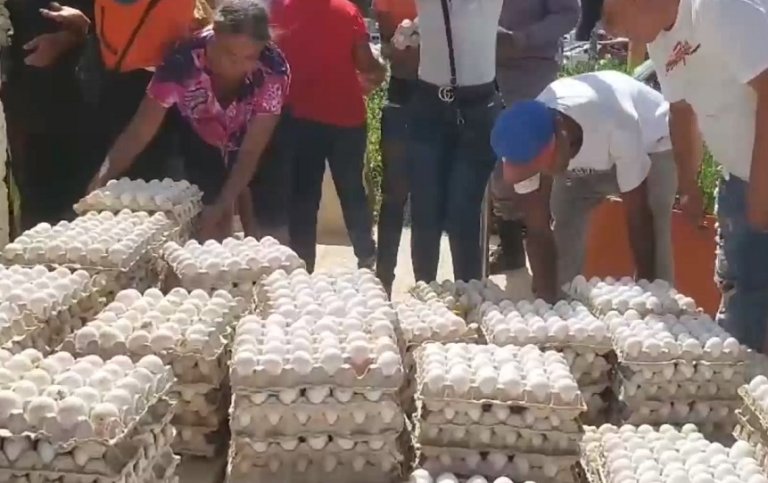 Productores regalan miles de huevos durante protesta en Moca