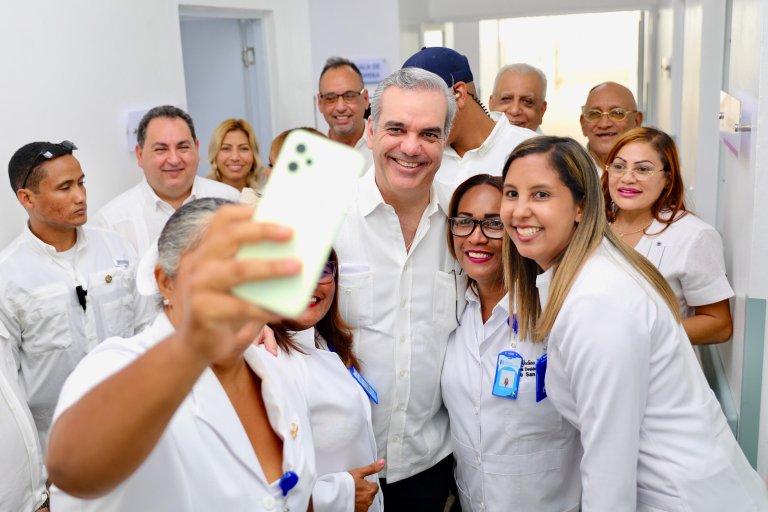 Presidente Abinader inaugura varias carreteras y hospitales en María Trinidad Sánchez y Espaillat