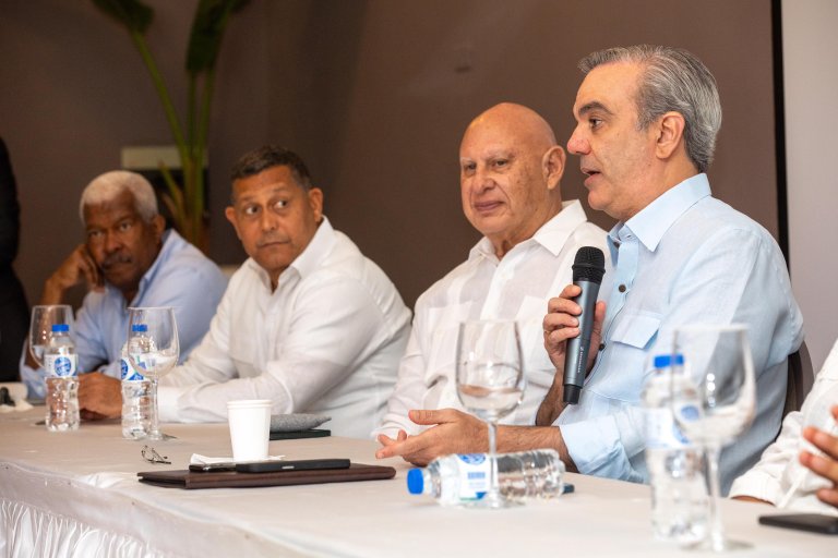Presidente Abinader anuncia varias obras en Samaná, además de las Ocho que está inaugurando este domingo