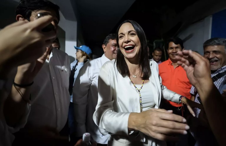 Oposición en Venezuela escoge a Corina Machado como candidata presidencial