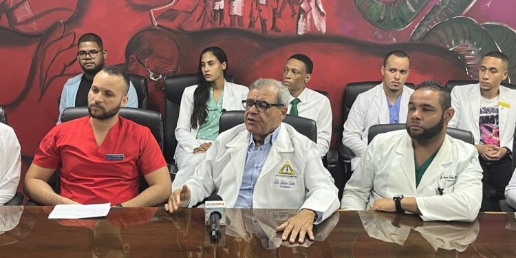 Médicos amenazan con abandonar servicios en el Moscoso Puello y anuncian paro