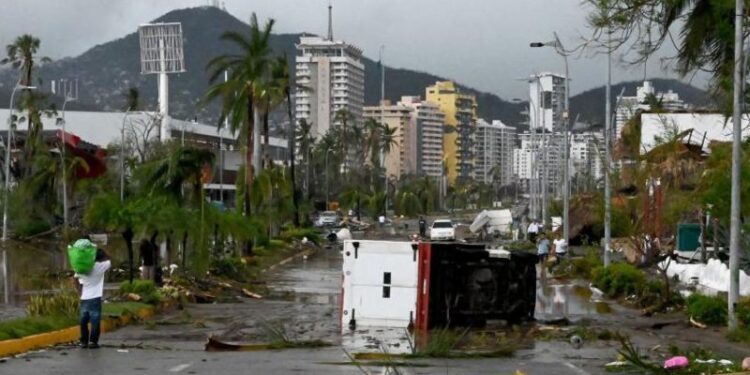 Al menos 27 personas muertas tras el paso del huracán Otis por México