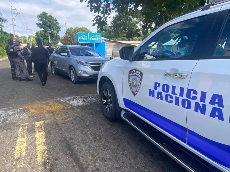 Un policia le entra a tiros a vehículo de fiscal en Monte Plata