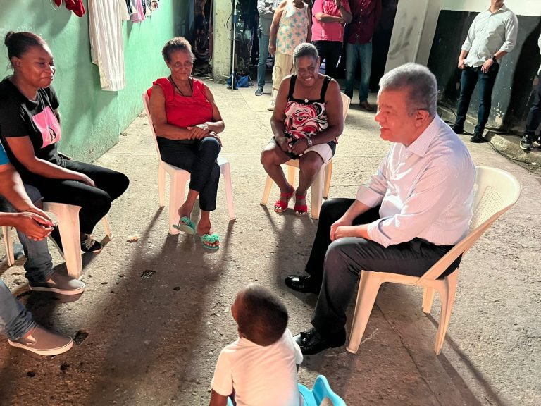 Video- Leonel visita sector Villa Duarte, sin avisar, para conversar con residentes