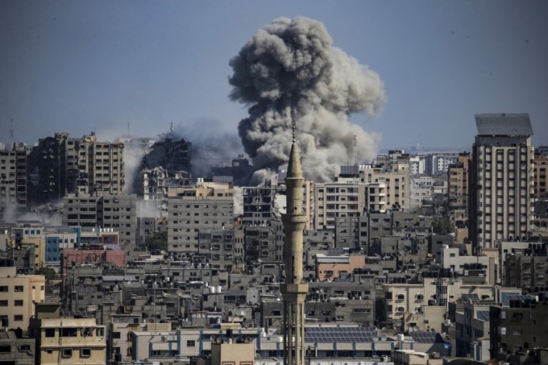 Suben a 2.450 muertos por bombardeos israelíes en Gaza, superando saldo de guerra de 2014