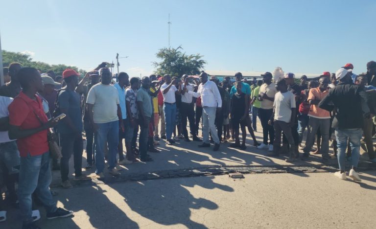 Comerciantes haitianos abren la puerta fronteriza por Juana Méndez; dicen ricos viven del canal y ellos del comercio