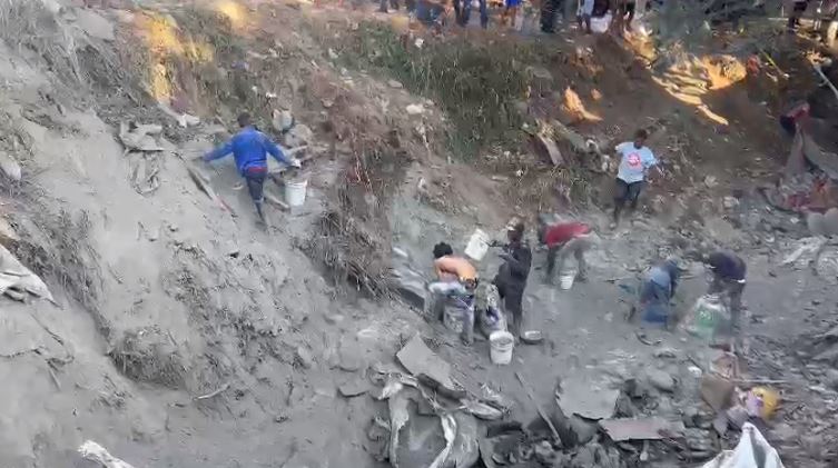 Hallan cuerpo de mujer en cemento derramado en accidente en Haina, suman 10 los muertos