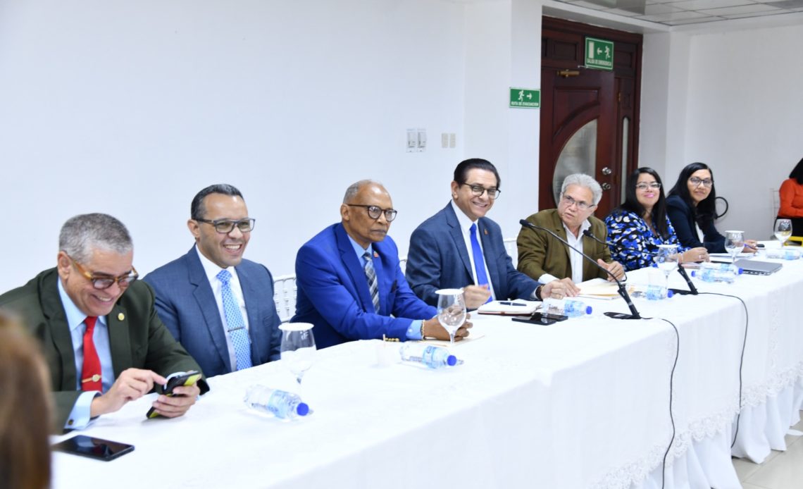 Ministro de Salud y Waldo Ariel Suero buscan solución a los problemas de los médicos