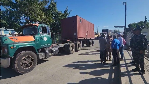 Autoridades haitianas abren paso a personas y vehículos desde y hacia su territorio
