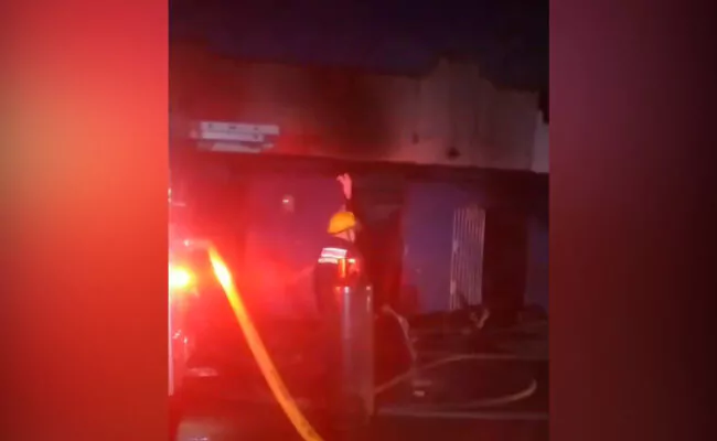 Fuego destruye una barbería y tres viviendas en el sector San Carlos del DN