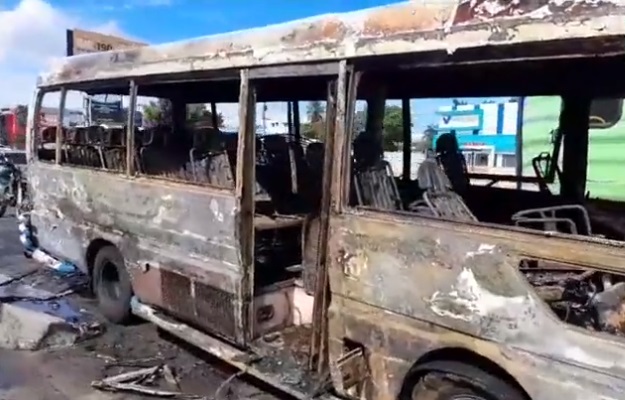 Se incendia autobús con 30 pasajeros en la 27 de Febrero; todos salen ilesos gracias al conductor