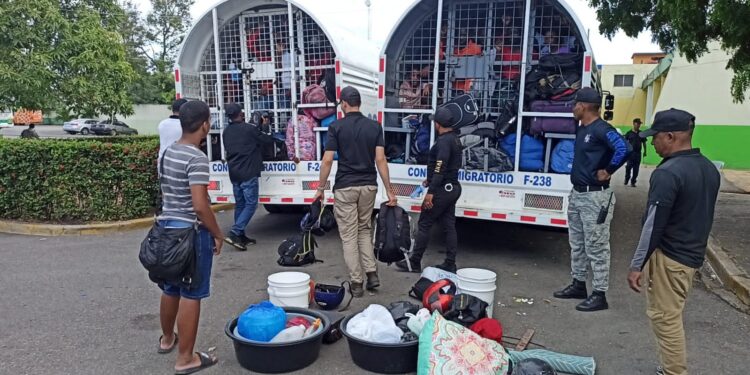 Policía Nacional apresa 17 haitianos a bordo de vehículo que ingresaron ilegal a RD