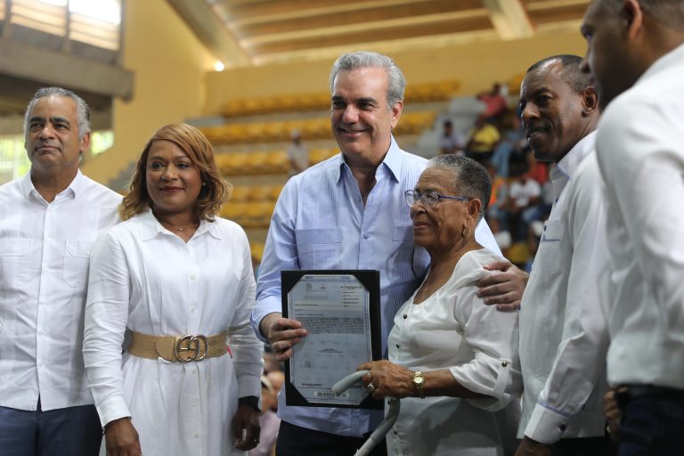 Presidente Abinader entrega más 1,000 títulos de propiedad en beneficio de más de 4 mil personas en San Pedro de Macorís