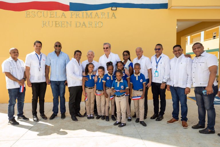 Presidente Abinader inaugura dos nuevas escuelas en Los Alcarrizos