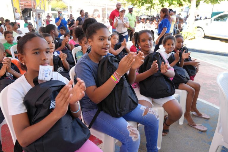 INABIE inicia entrega de útiles escolares a estudiantes afectados por disturbio tropical