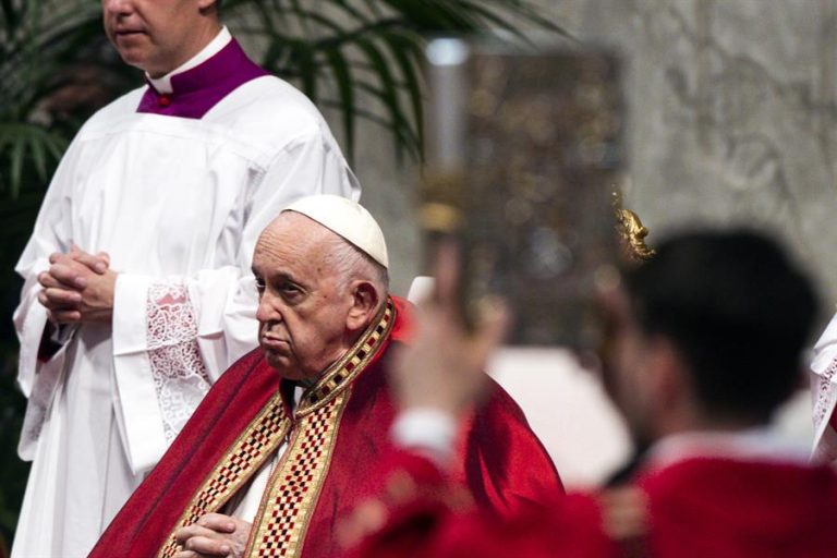 El papa dice “que aún no está bien” y su discurso lo lee un colaborador