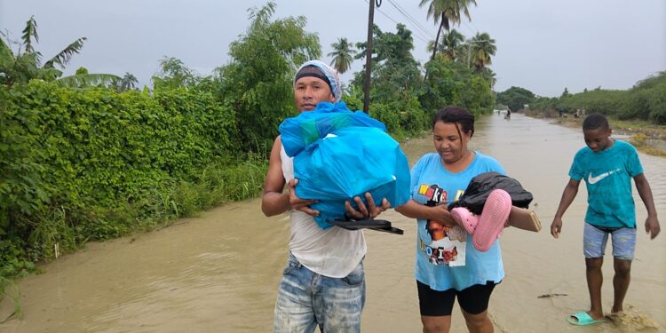 Desbordamiento del río Yaque del Sur bloquea tránsito e inunda sectores de Uvilla y Tamayo